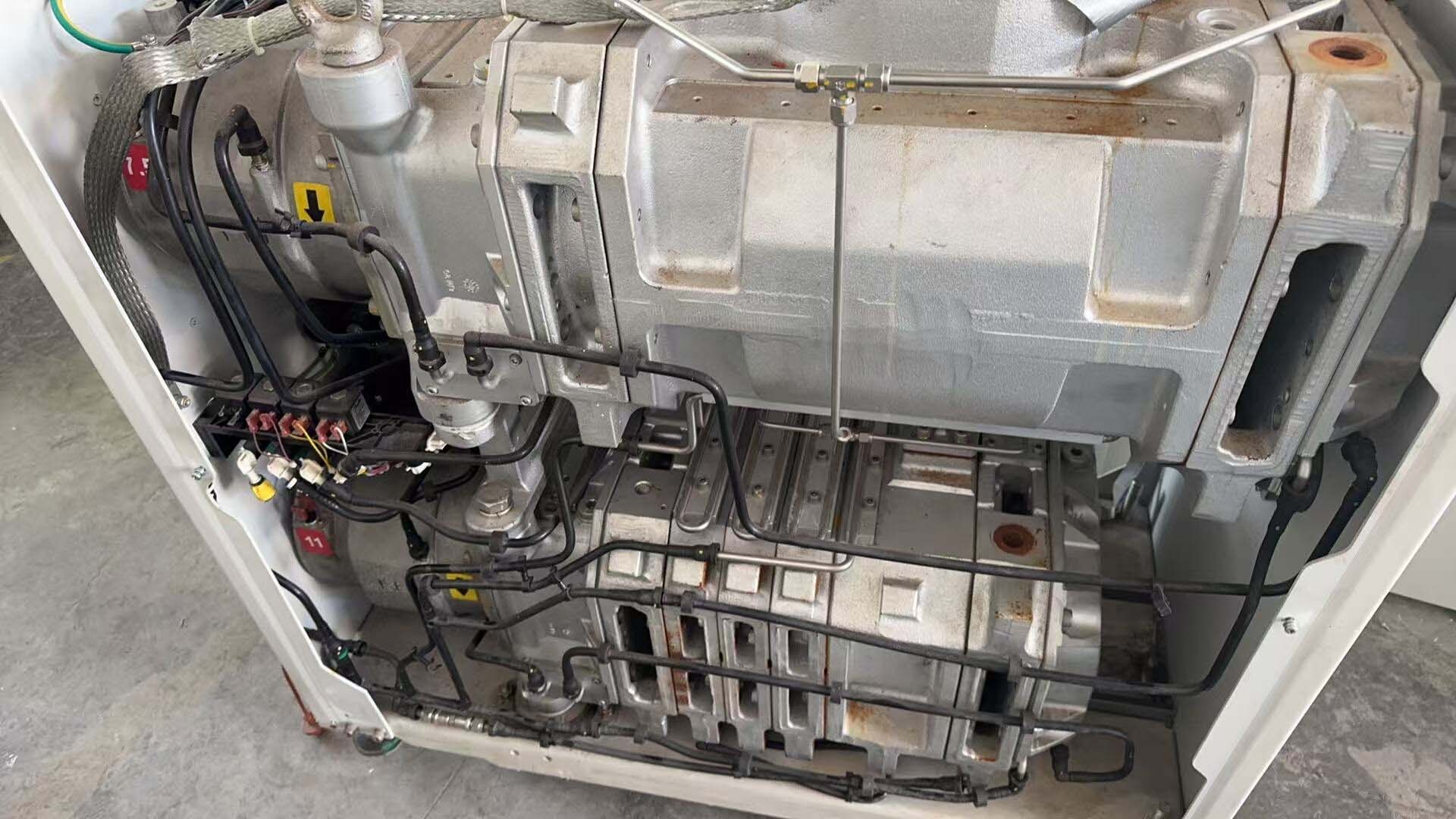 Foto Verwendet EDWARDS Lot of dry pumps Zum Verkauf