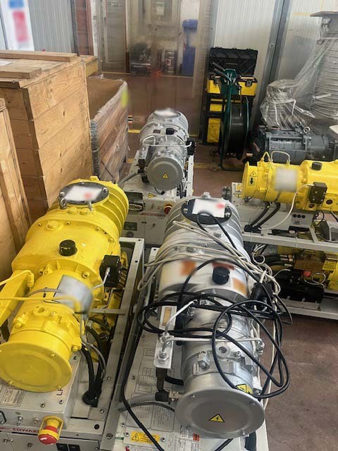 Photo Utilisé EDWARDS Lot of dry pump À vendre