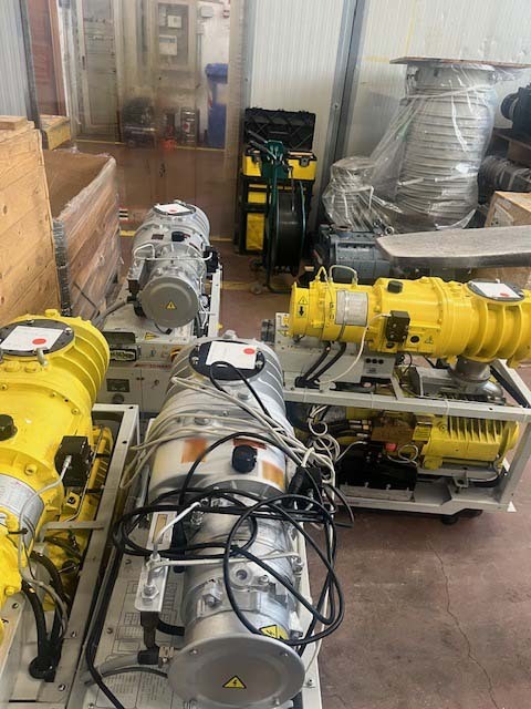Photo Utilisé EDWARDS Lot of dry pump À vendre