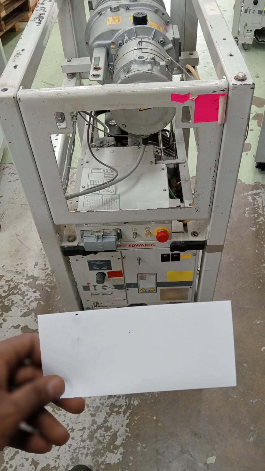 사진 사용됨 EDWARDS Lot of dry pumps 판매용