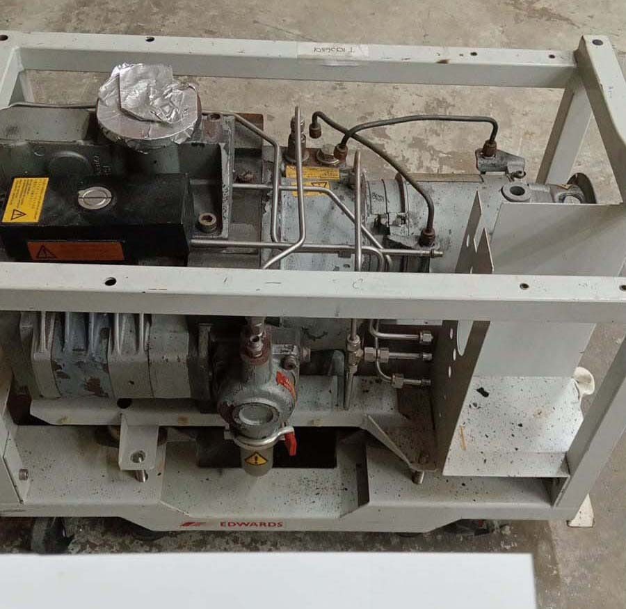 사진 사용됨 EDWARDS Lot of dry pumps 판매용