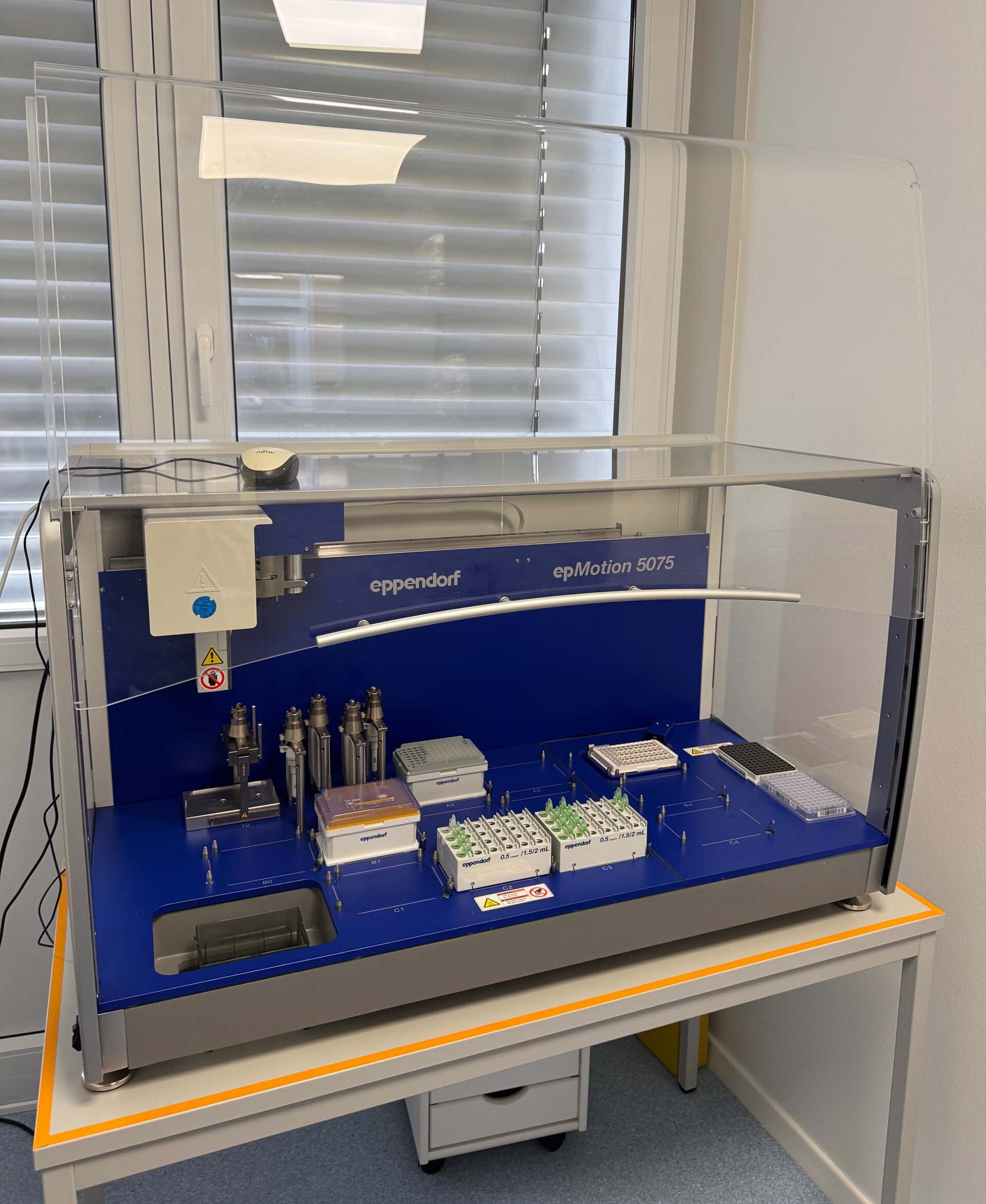 Photo Used EPPENDORF EpMotion 5075 For Sale