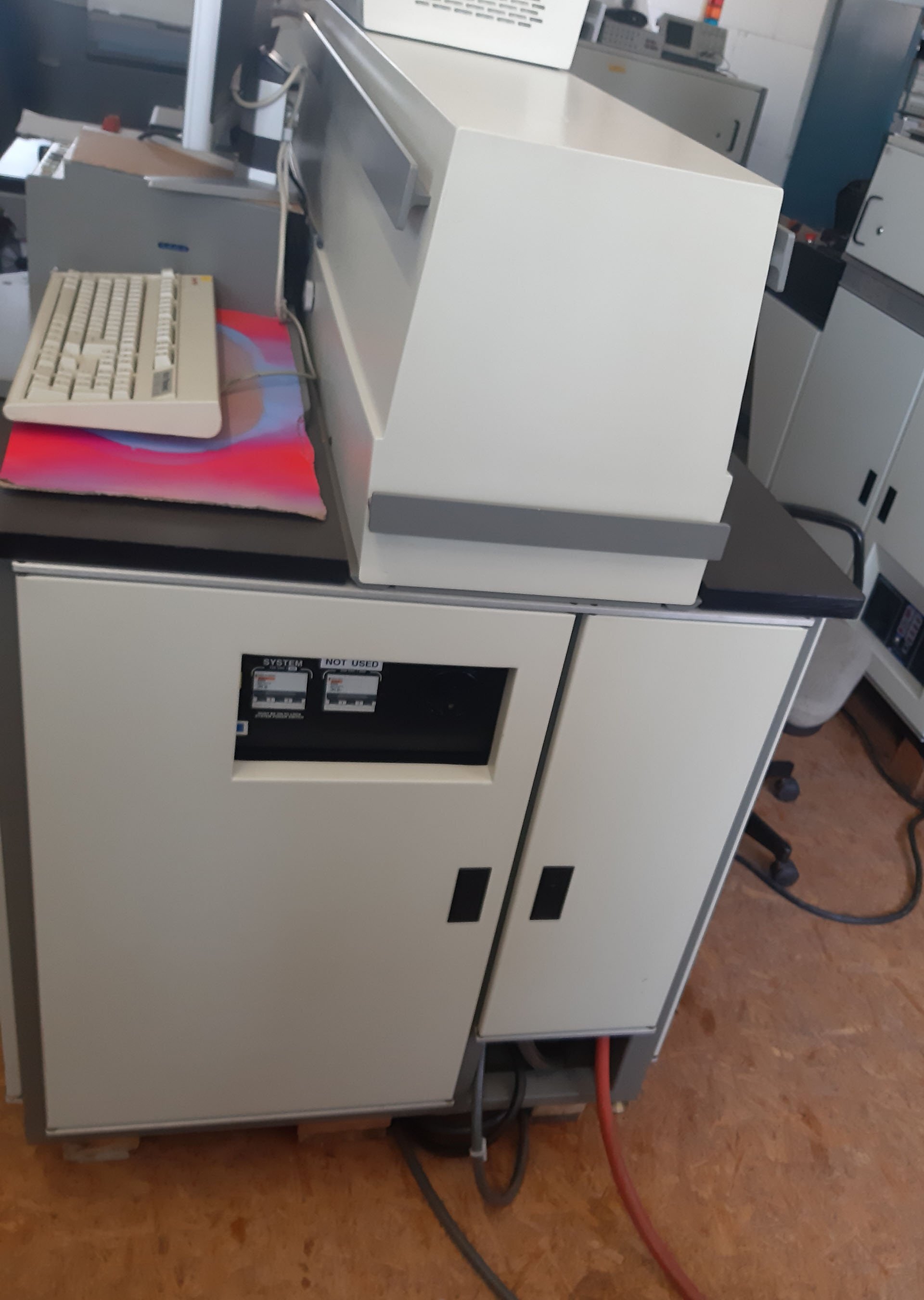 Photo Used ESI 4300 For Sale