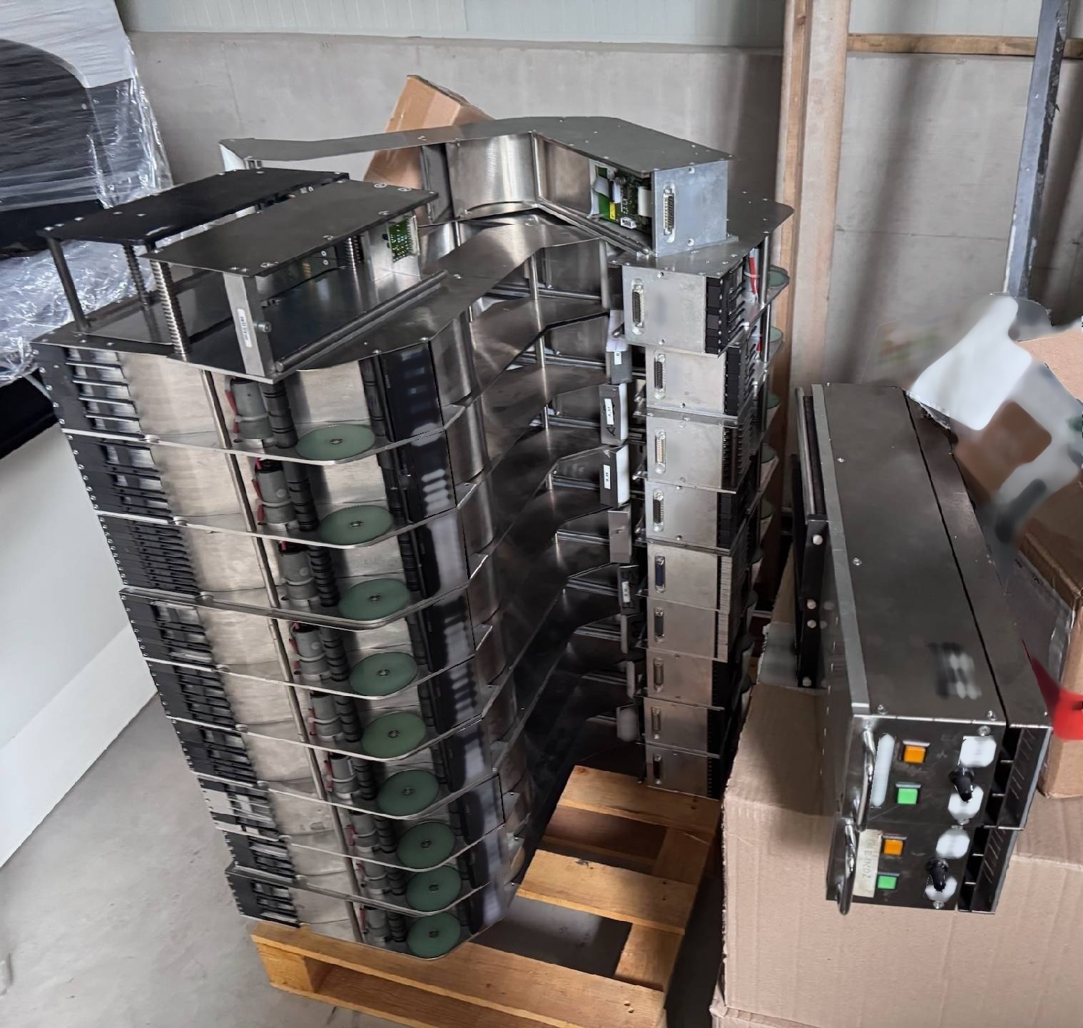 圖為 已使用的 ESSEMTEC Lot of SMT feeders 待售