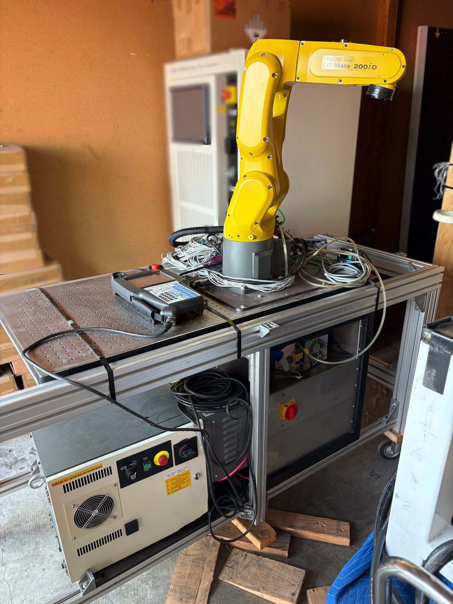 Foto Verwendet FANUC LR Mate 200iD Zum Verkauf