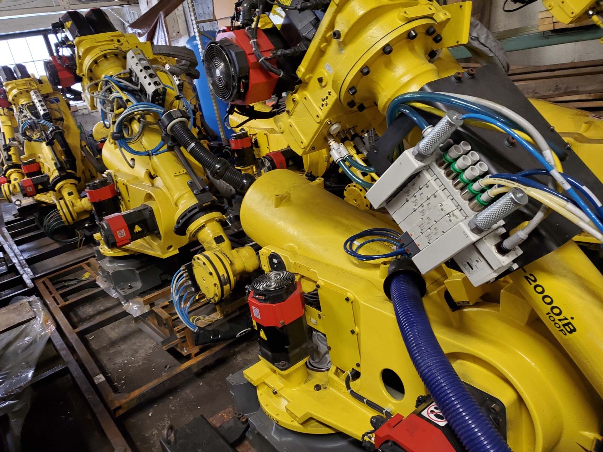 Photo Utilisé FANUC Lot of (20) R-2000iB 100P À vendre