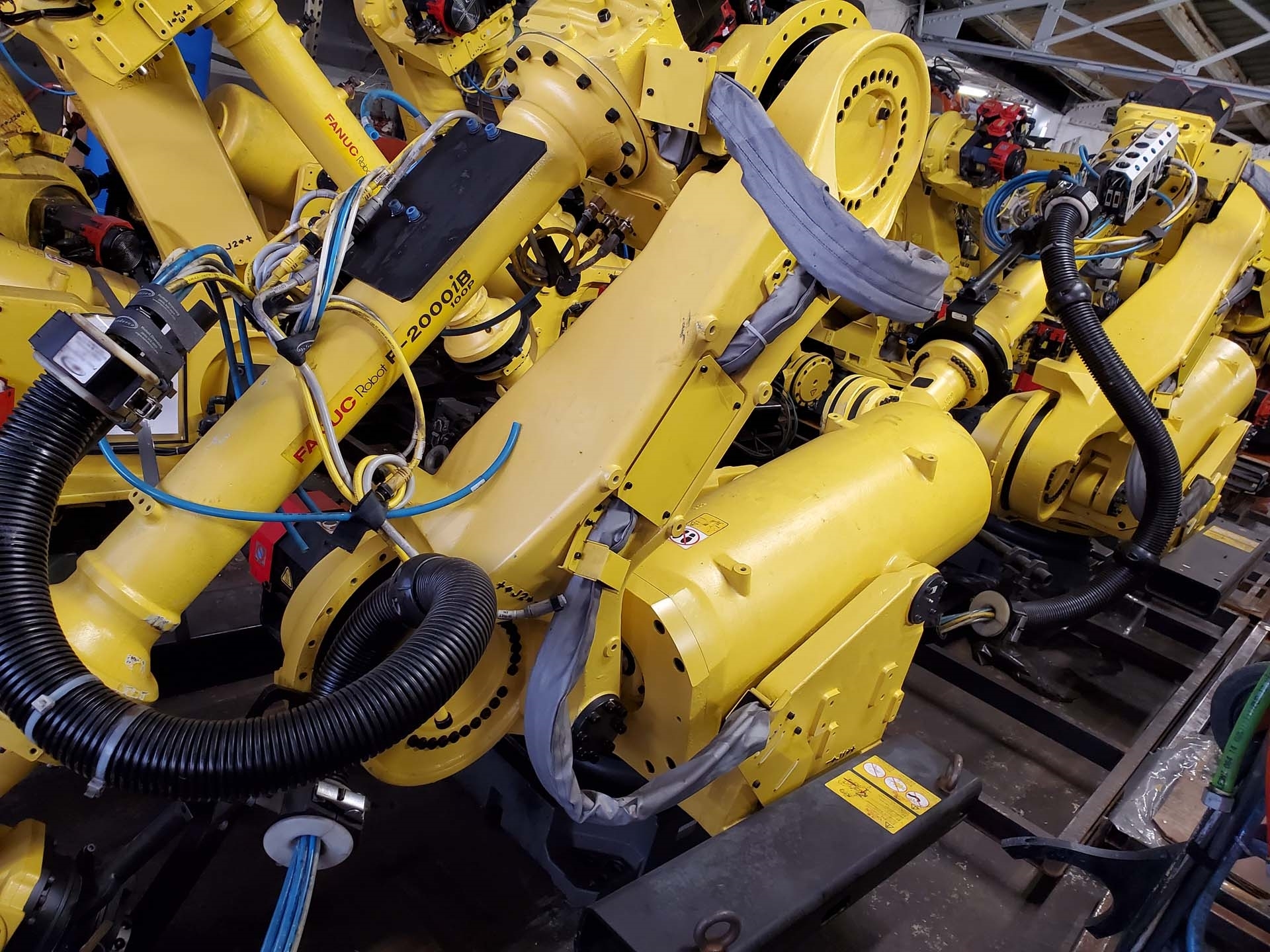 Photo Used FANUC R-2000iB 100P For Sale