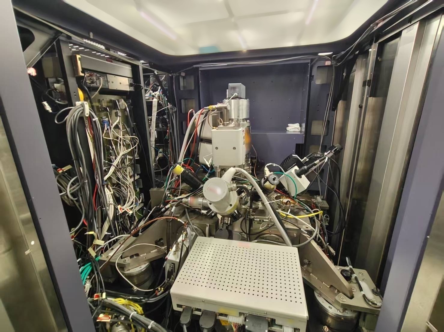 Foto Verwendet FEI DualBeam 835 Zum Verkauf