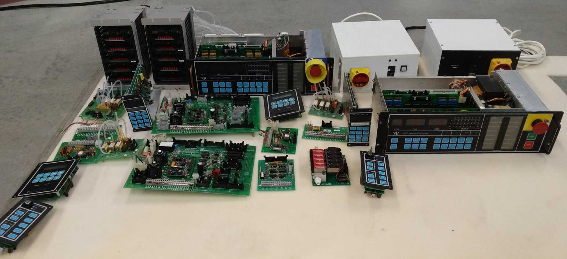 Photo Used FSI / TEL / TOKYO ELECTRON Lot of spare parts for Titan For Sale