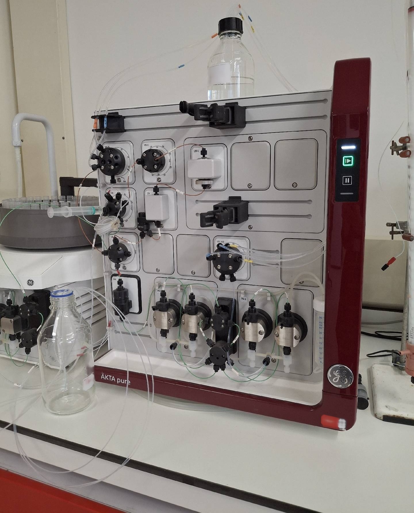 Photo Used GE HEALTHCARE LIFE SCIENCES AKTA Pure 25 L For Sale