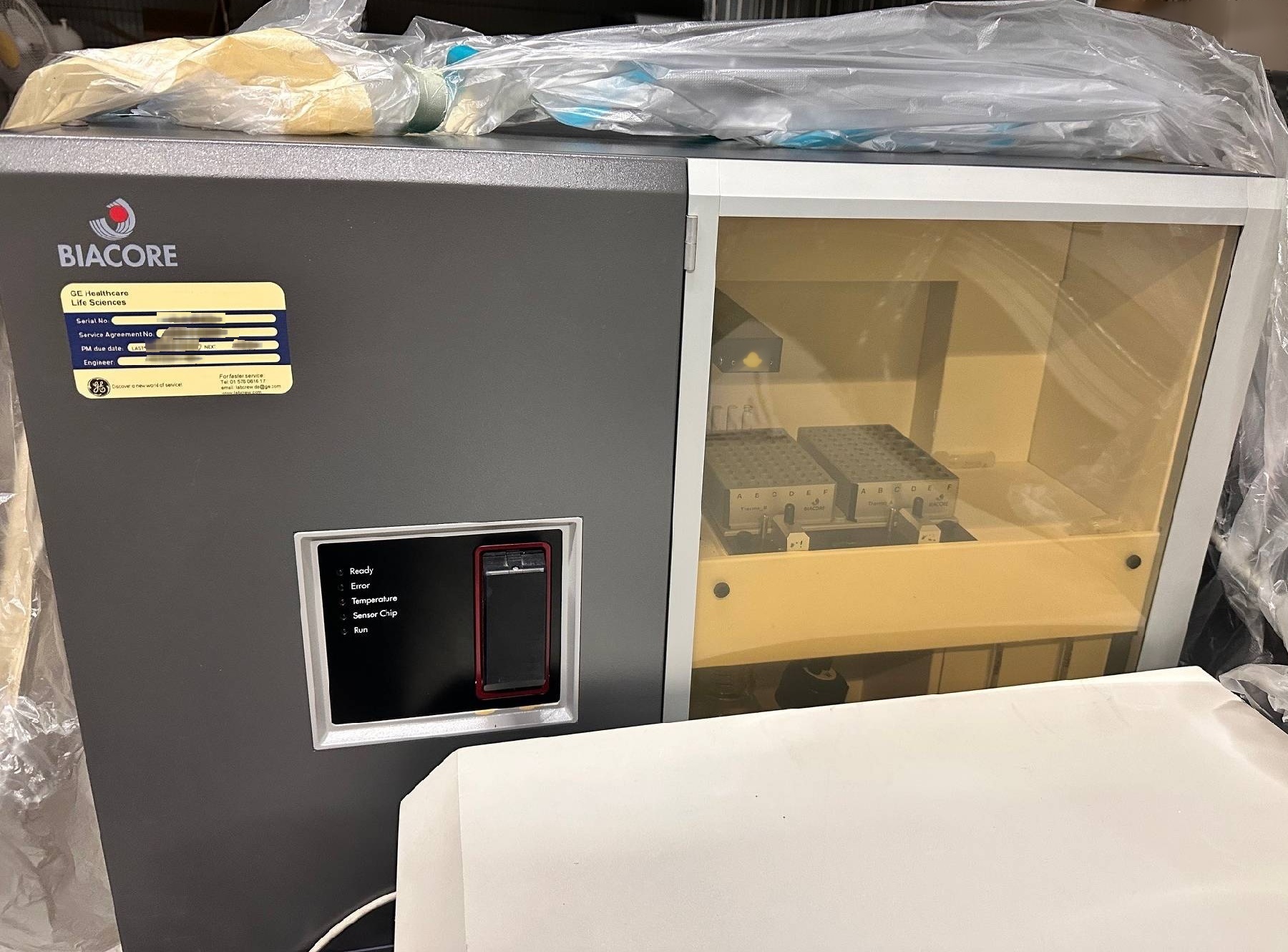 Photo Used GE HEALTHCARE LIFE SCIENCES Biacore 2000 For Sale