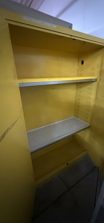사진 사용됨 GLOBAL INDUSTRIAL Flammable cabinet 판매용