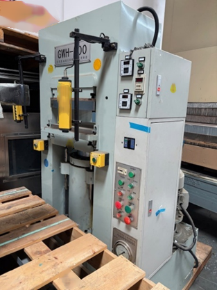 Photo Used GUOWEI HYDRAULIC MACHINERY Hydraulic press For Sale