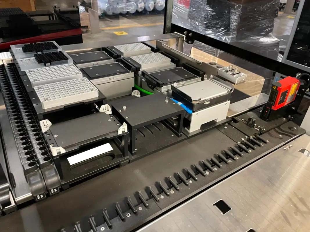 Foto Verwendet HAMILTON ROBOTICS MicroLab STAR Zum Verkauf