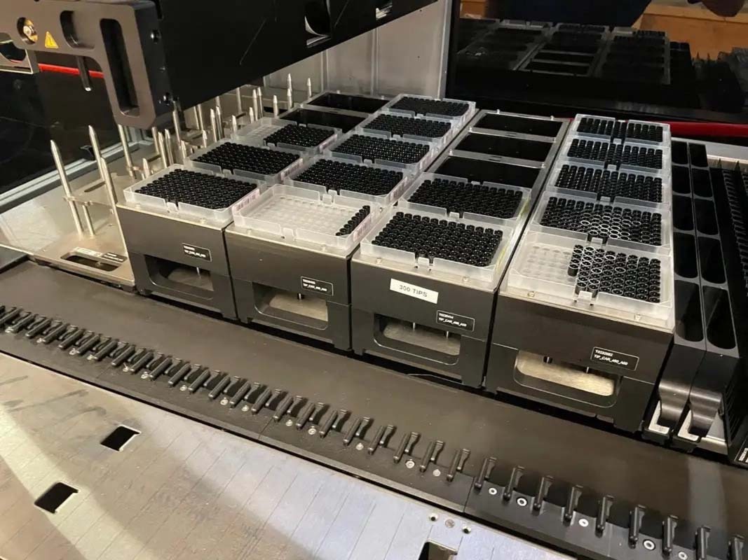 Foto Verwendet HAMILTON ROBOTICS MicroLab STAR Zum Verkauf