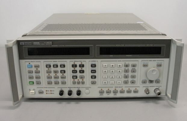 Photo Used AGILENT / HP / HEWLETT-PACKARD / KEYSIGHT 8665B For Sale