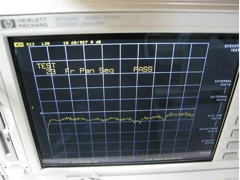 Photo Utilisé AGILENT / HP / HEWLETT-PACKARD / KEYSIGHT 8720D À vendre