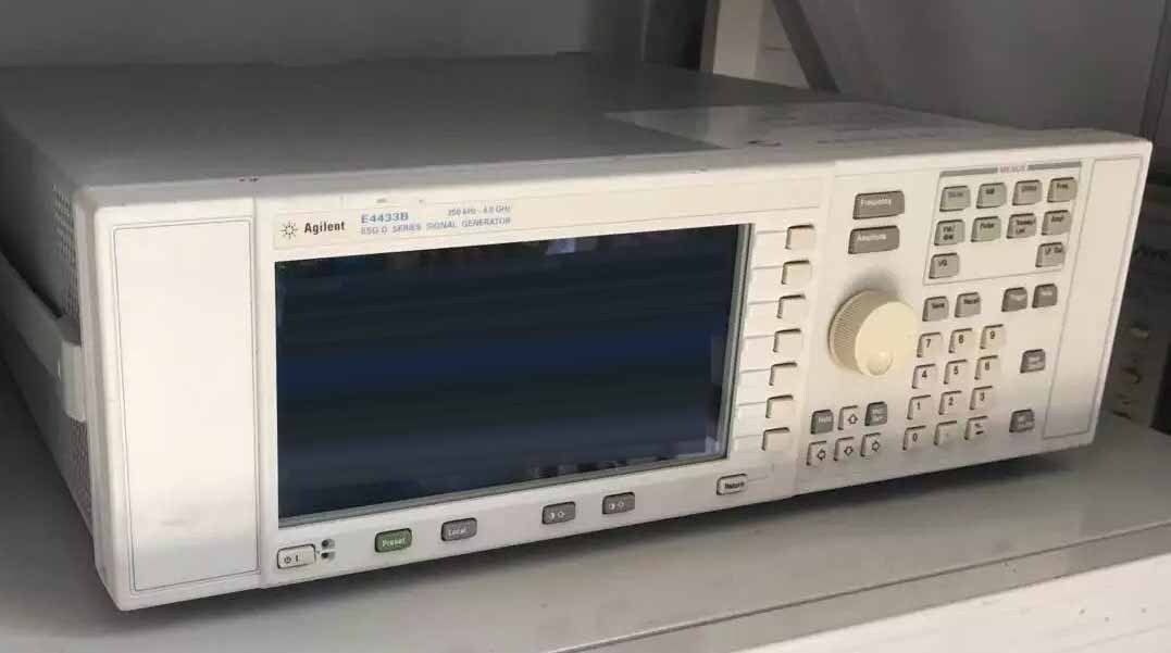 Photo Used AGILENT / HP / HEWLETT-PACKARD / KEYSIGHT E4433B For Sale