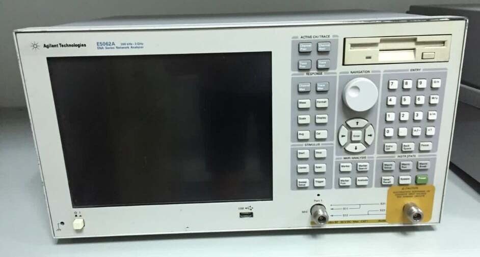 Photo Utilisé AGILENT / HP / HEWLETT-PACKARD / KEYSIGHT E5062A À vendre