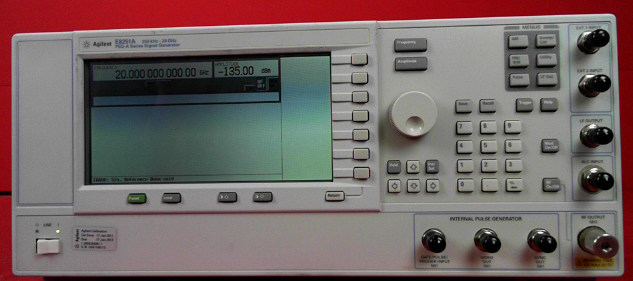 Photo Utilisé AGILENT / HP / HEWLETT-PACKARD / KEYSIGHT E8251A À vendre