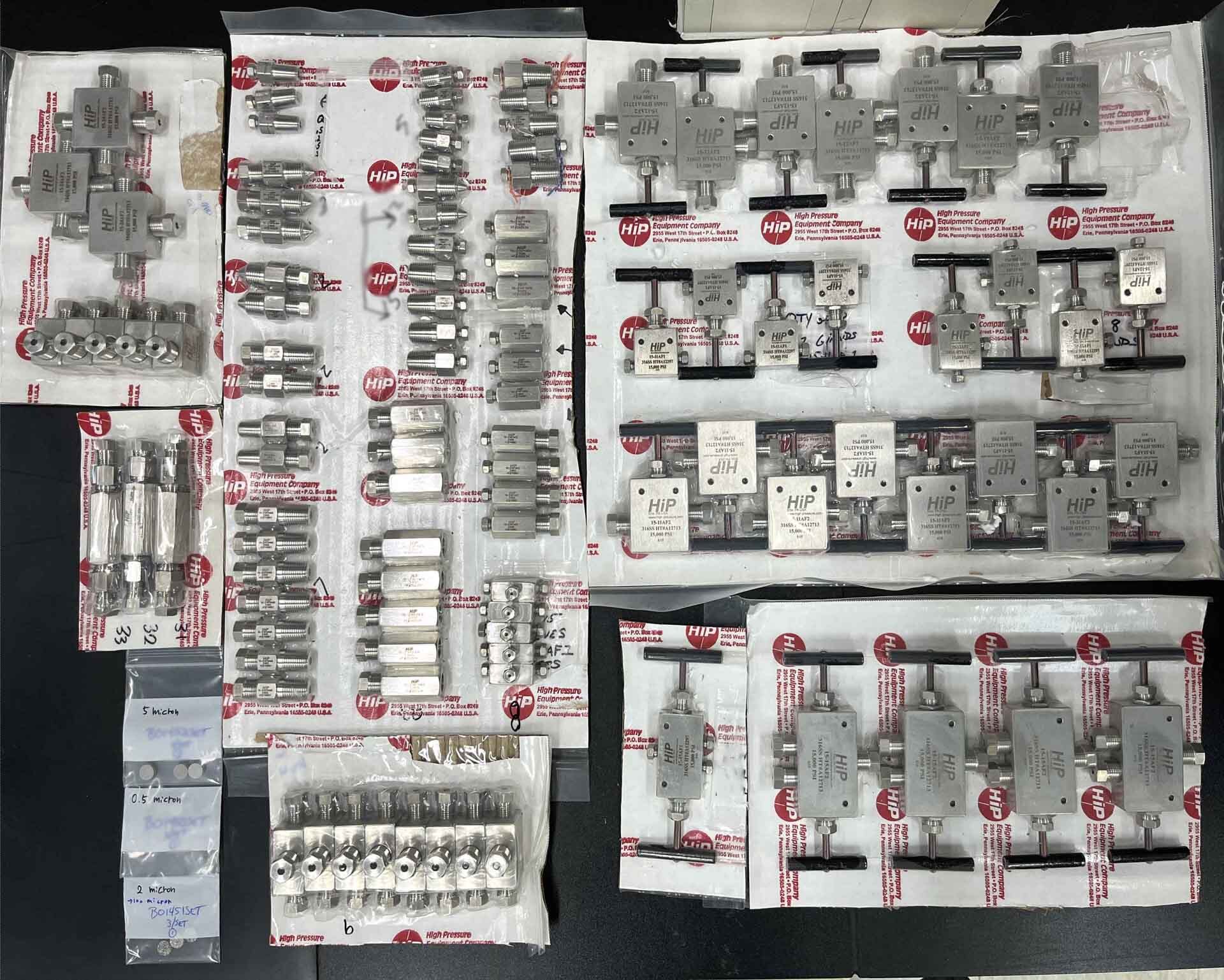 フォト（写真） 使用される HIGH PRESSURE EQUIPMENT / GRACO Lot of valves and fittings 販売のために