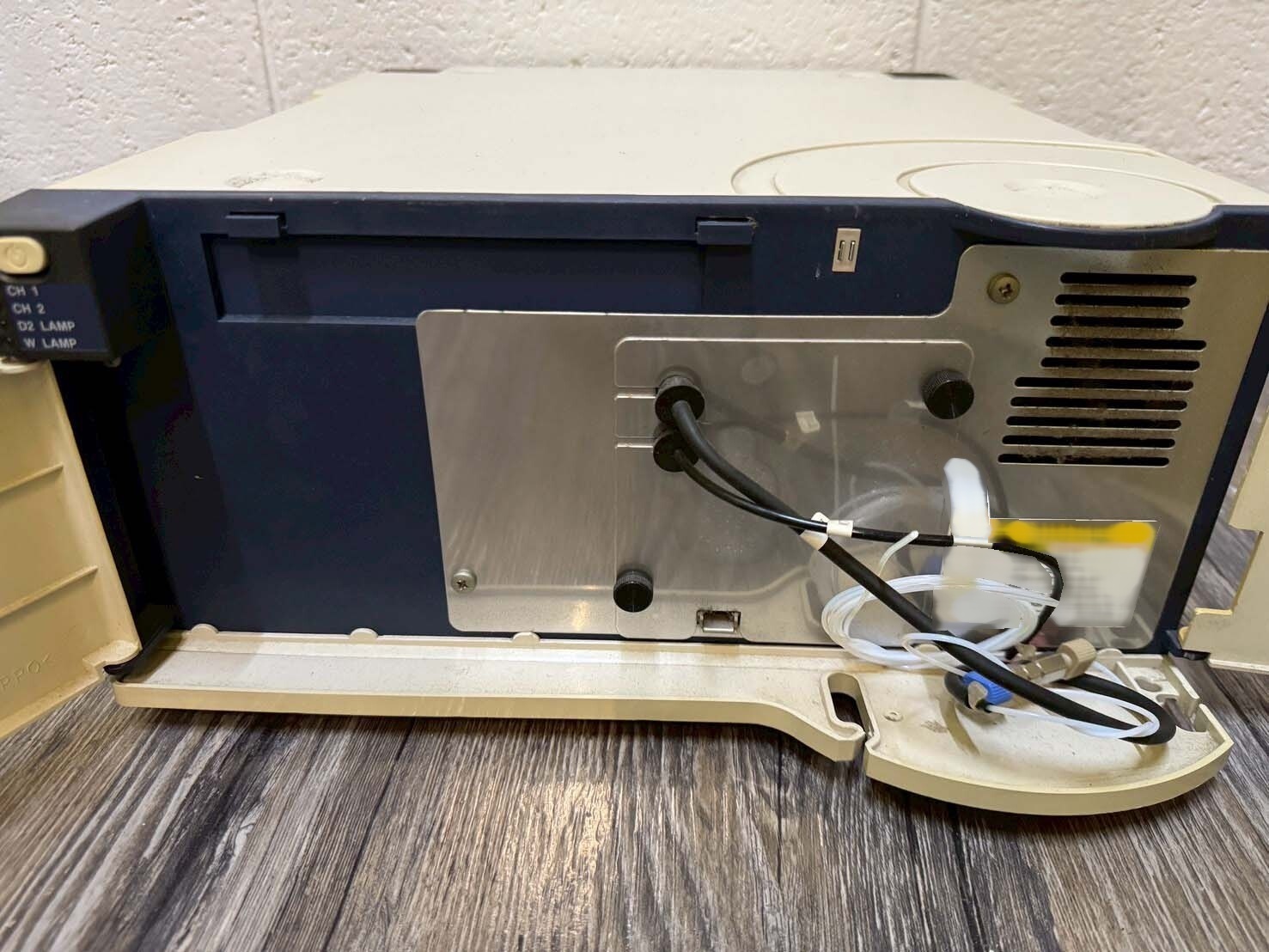 Foto Verwendet HITACHI HPLC System Zum Verkauf