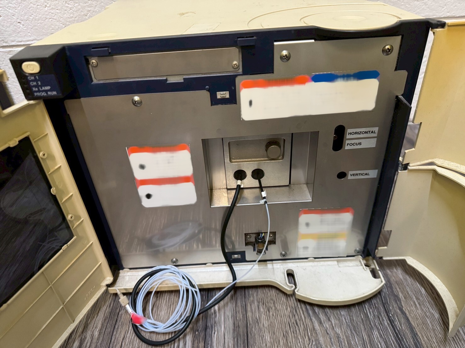 Foto Verwendet HITACHI HPLC System Zum Verkauf
