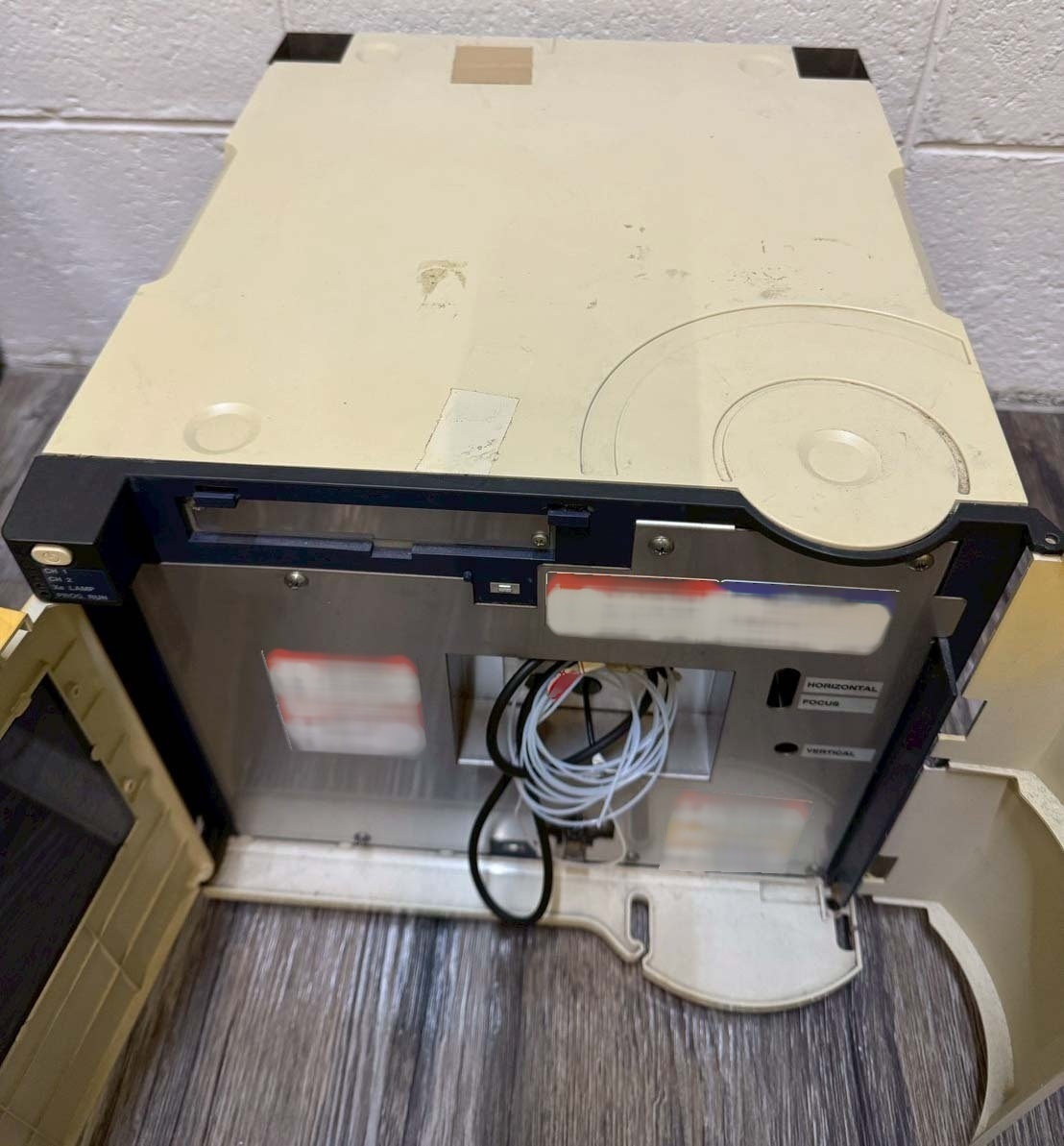 Foto Verwendet HITACHI HPLC System Zum Verkauf