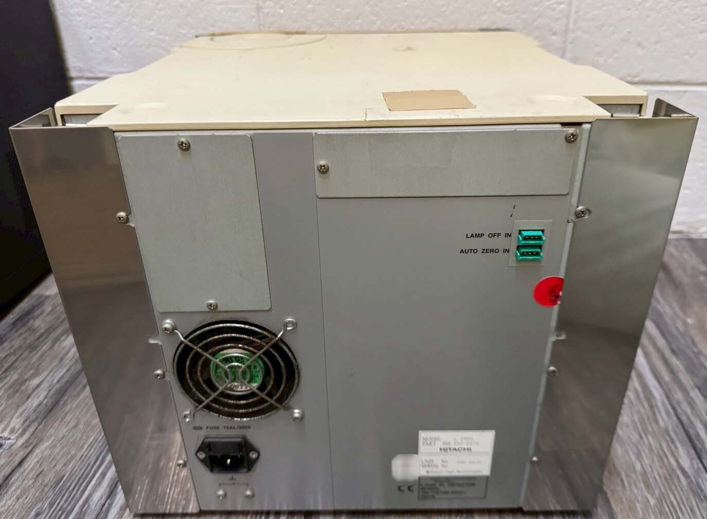 Foto Verwendet HITACHI HPLC System Zum Verkauf