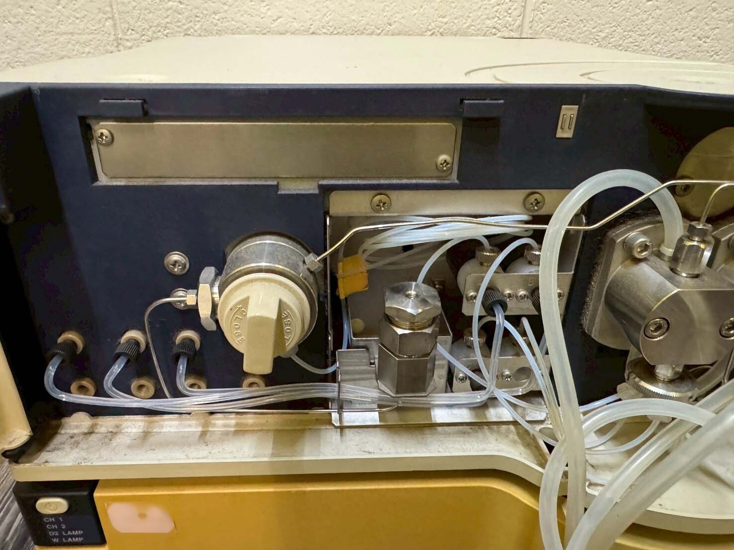 Foto Verwendet HITACHI HPLC System Zum Verkauf