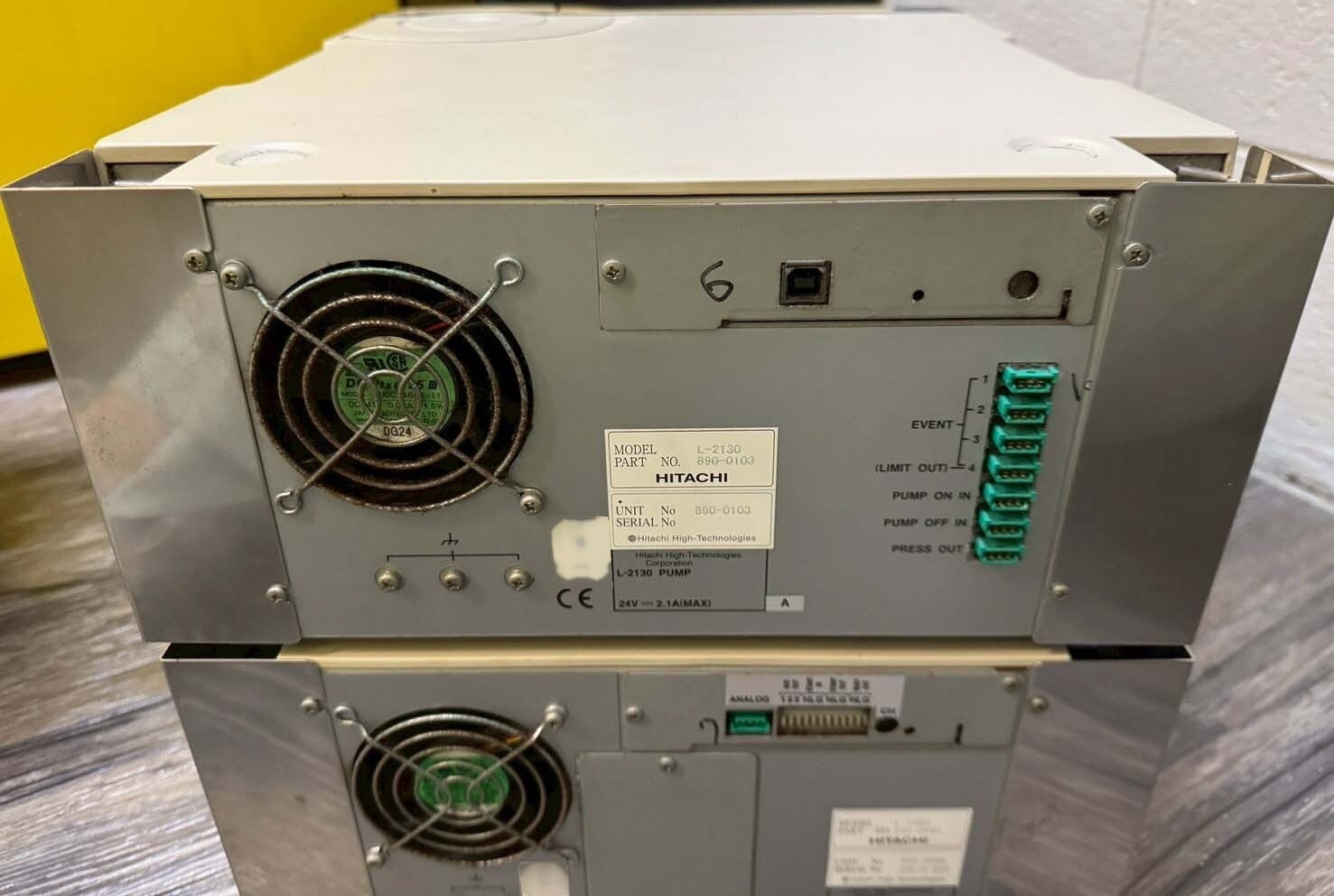 Foto Verwendet HITACHI HPLC System Zum Verkauf