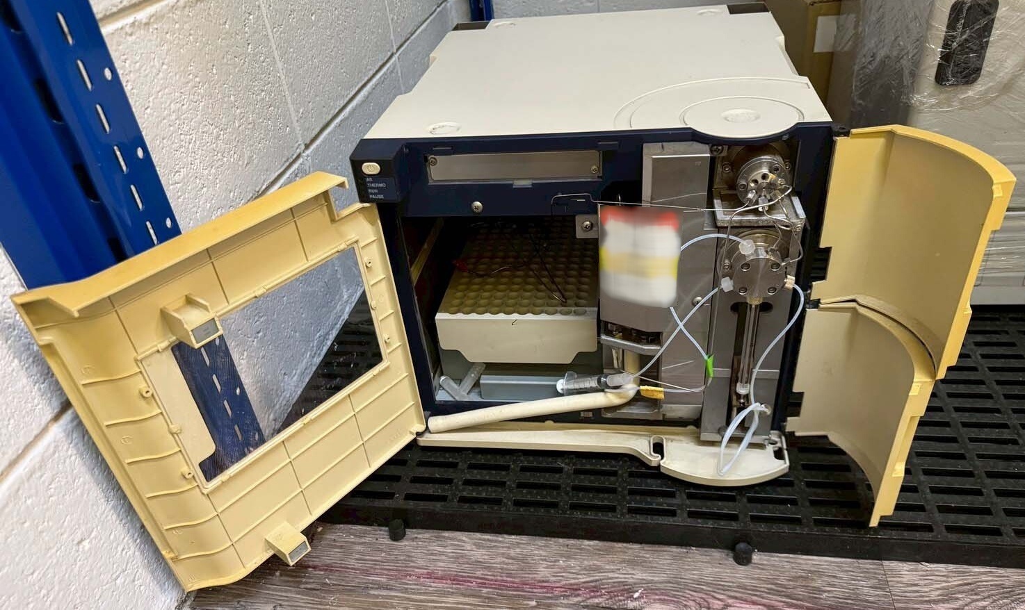 Foto Verwendet HITACHI HPLC System Zum Verkauf