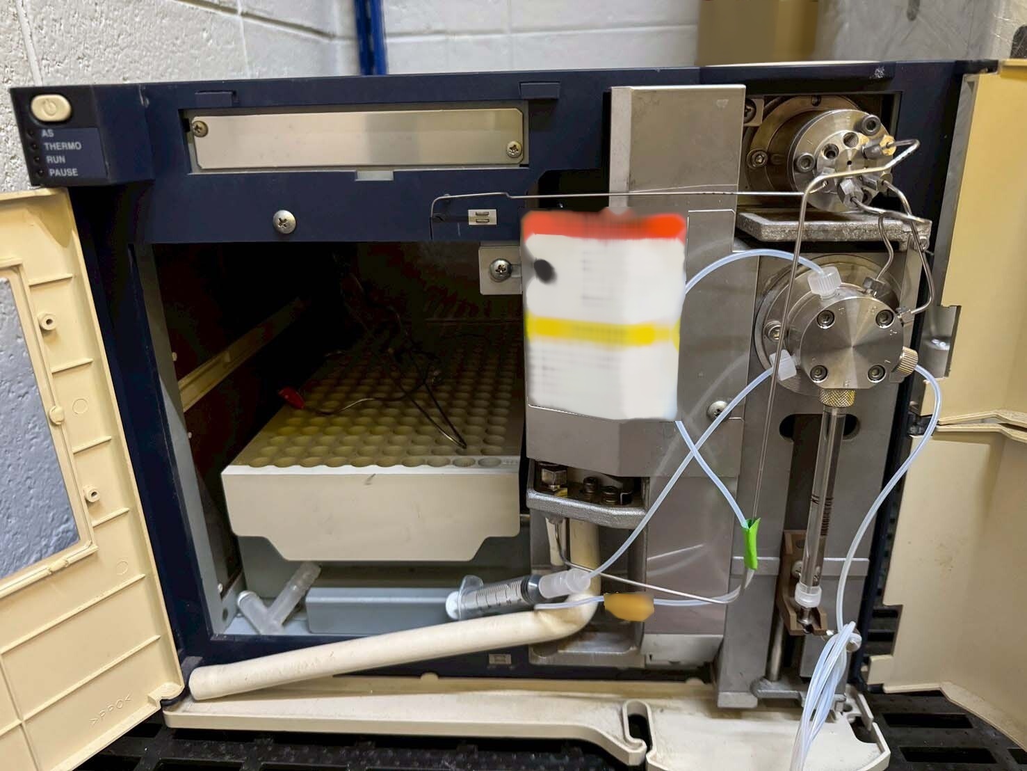 Foto Verwendet HITACHI HPLC System Zum Verkauf