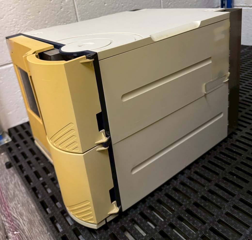 Foto Verwendet HITACHI HPLC System Zum Verkauf