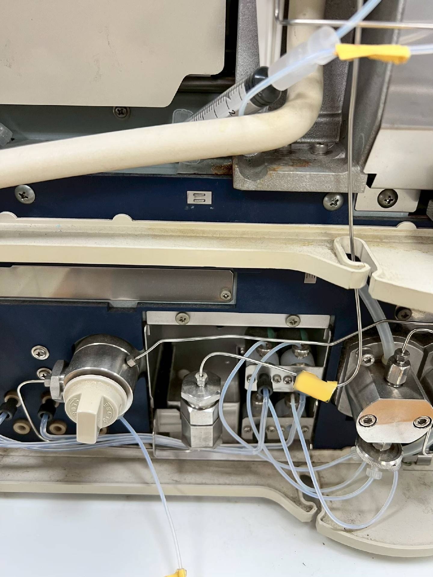Foto Verwendet HITACHI HPLC System Zum Verkauf