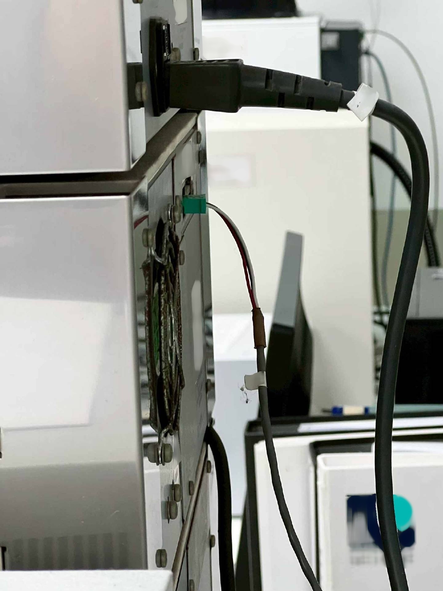 Foto Verwendet HITACHI HPLC System Zum Verkauf