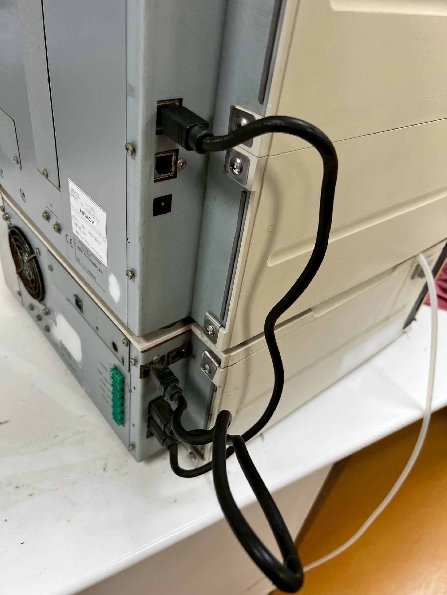 Foto Verwendet HITACHI HPLC System Zum Verkauf