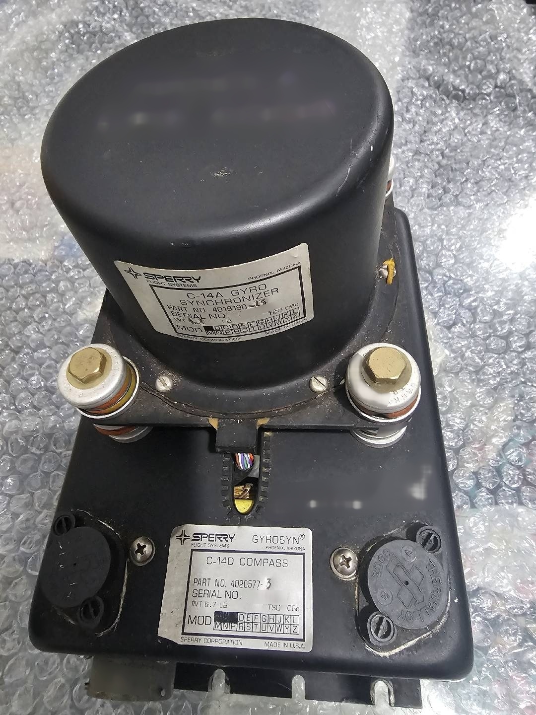 Photo Used HONEYWELL Lot of aviation components For Sale