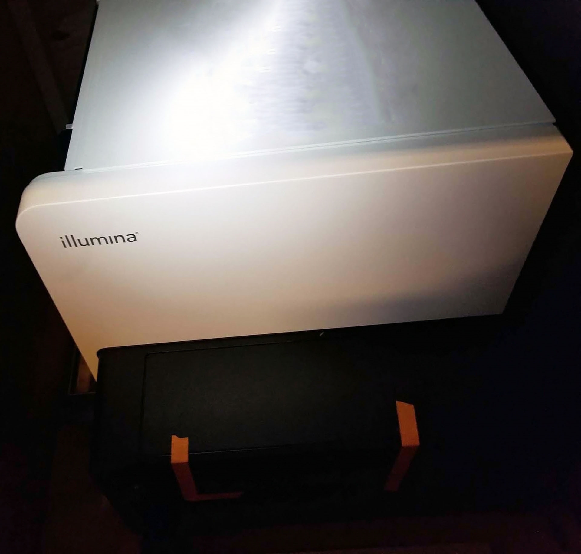 Photo Used ILLUMINA HiSeq 2500 For Sale