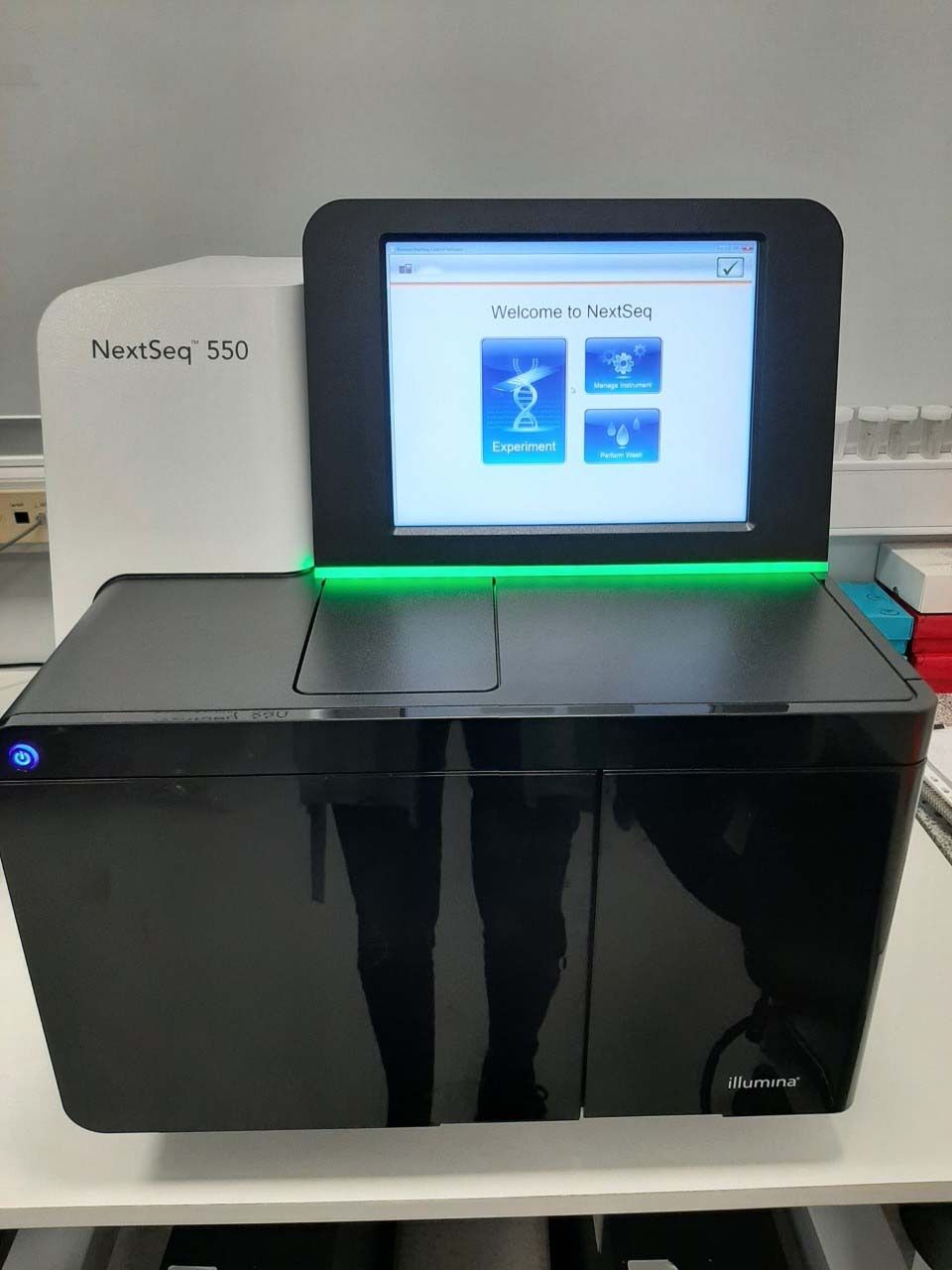 Photo Used ILLUMINA NextSeq 550 For Sale