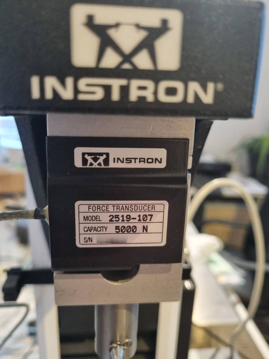 Foto Verwendet INSTRON 3345 Zum Verkauf