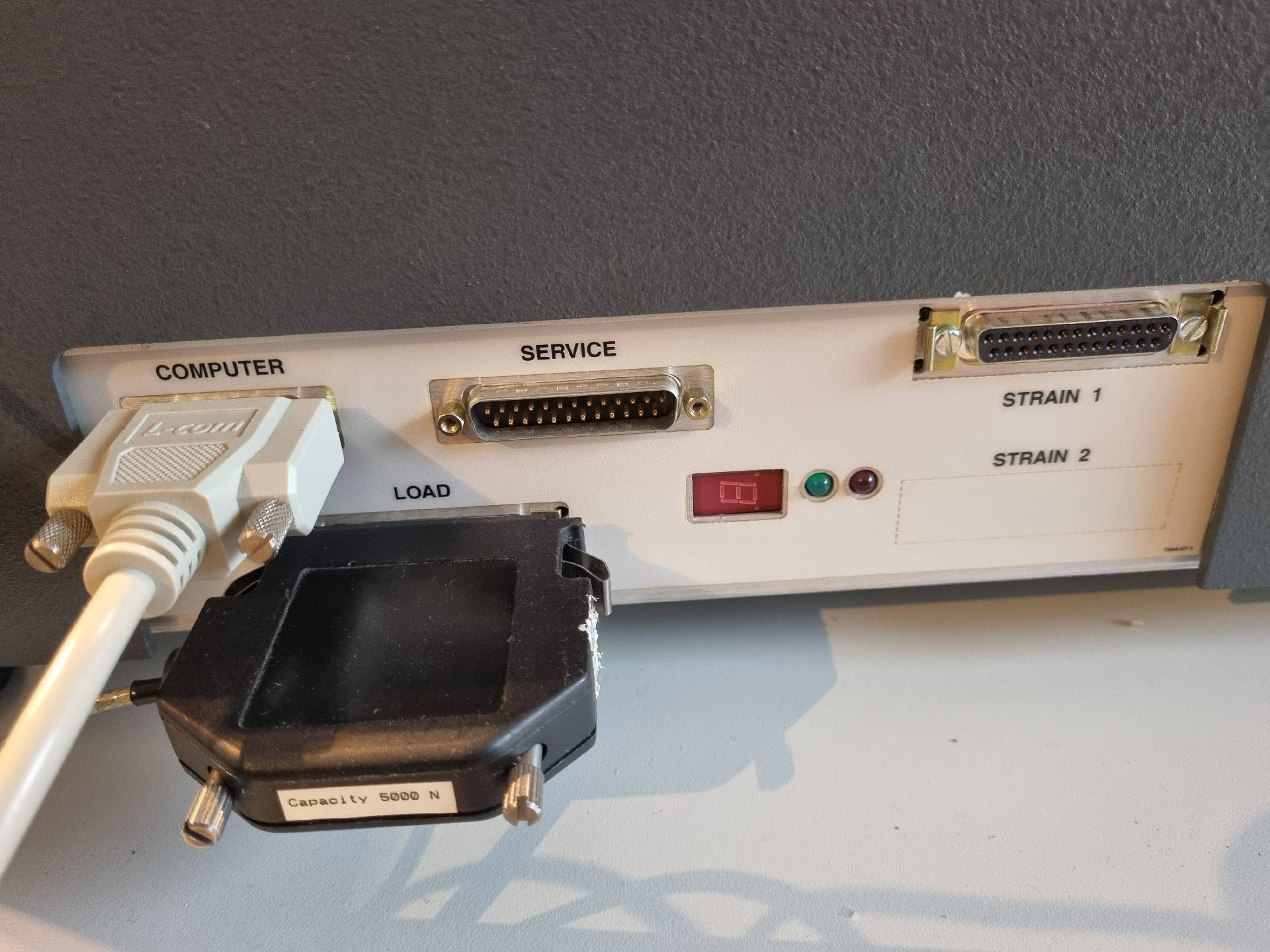 Foto Verwendet INSTRON 3345 Zum Verkauf