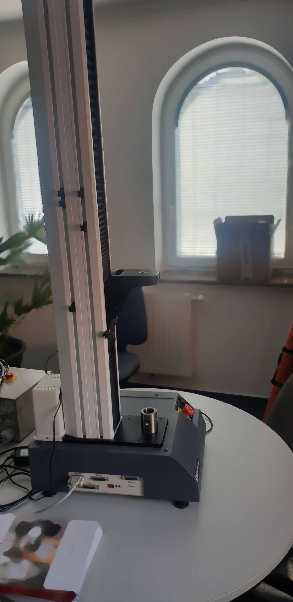 Foto Verwendet INSTRON 3345 Zum Verkauf