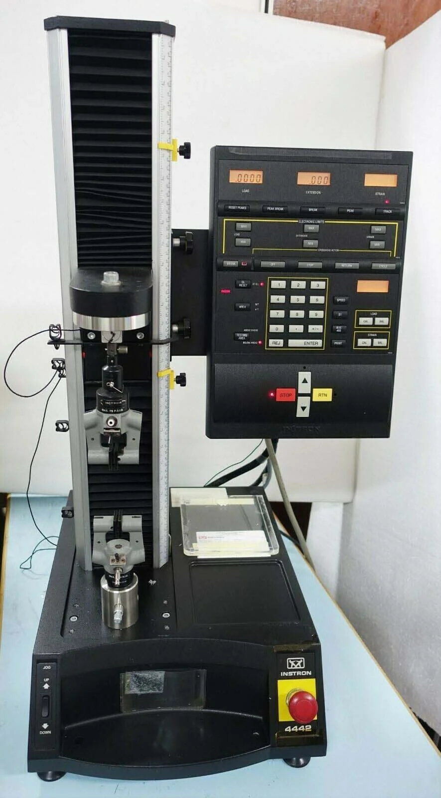 INSTRON 4442 실험실 장비 & 액세서리 판매 가격 #9316089에 사용됨 > CAE에서 구매