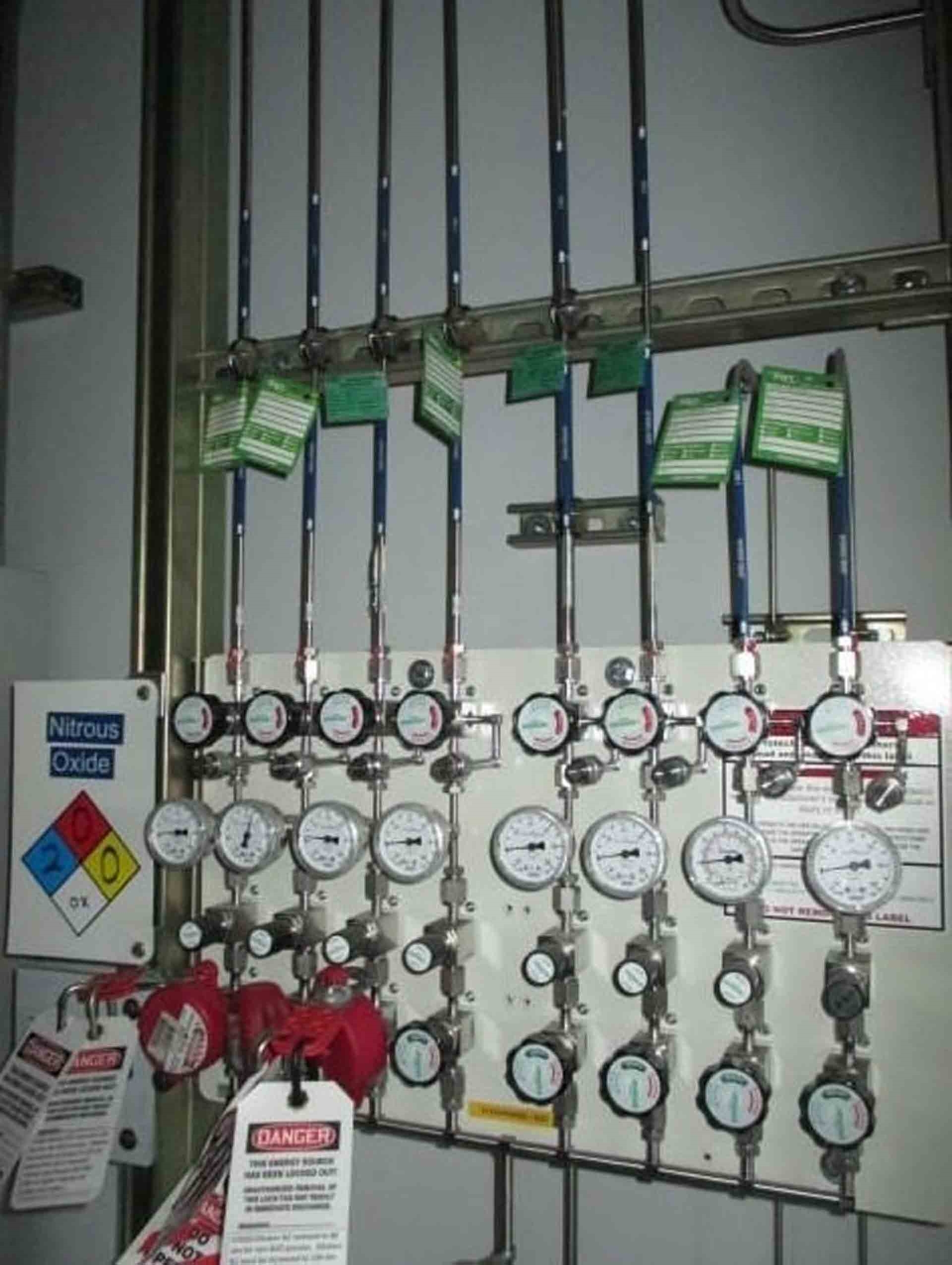 Foto Verwendet PRAXAIR Lot of (3) gas delivery systems Zum Verkauf
