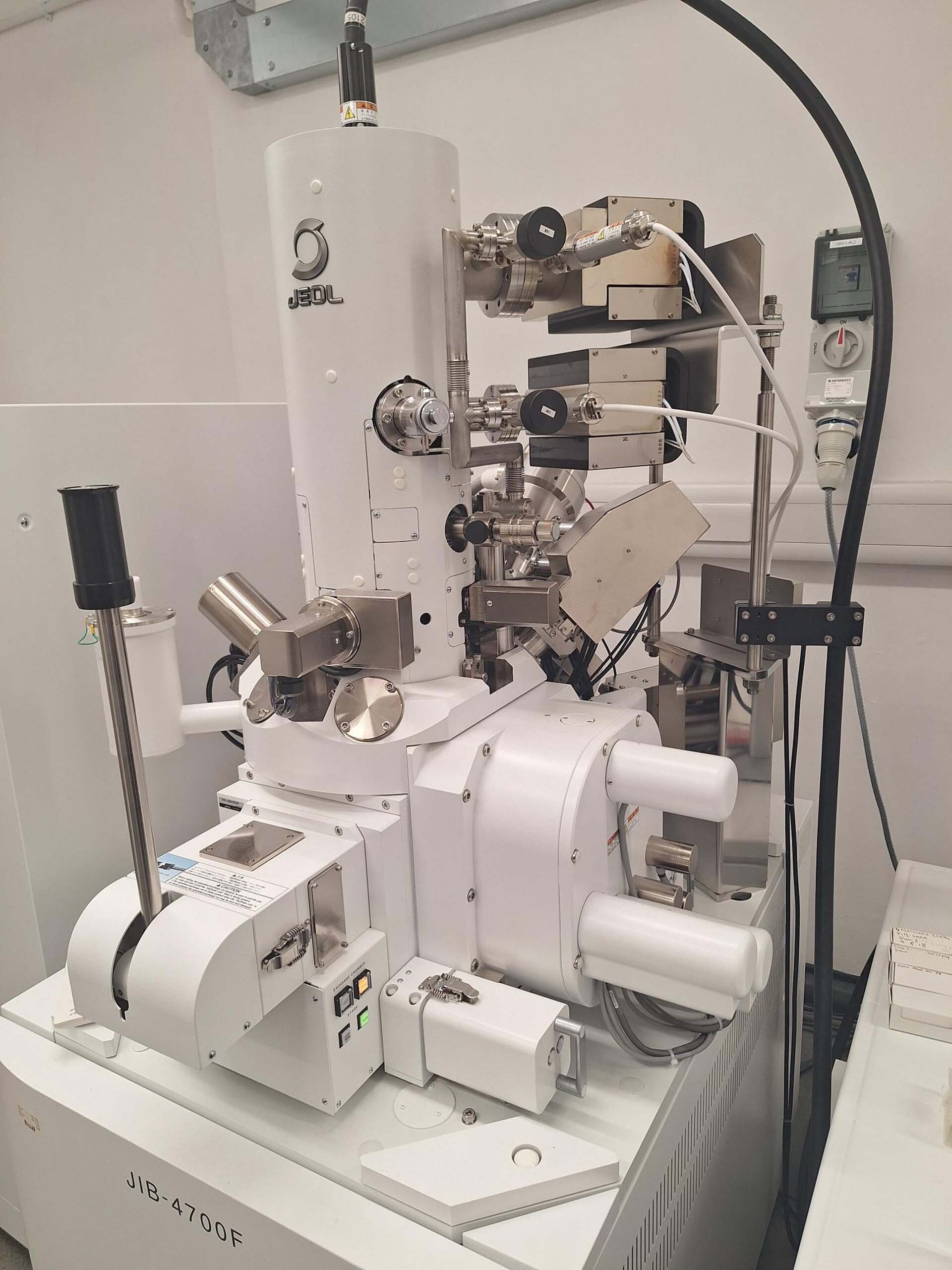 Foto Verwendet JEOL JIB-4700F Zum Verkauf