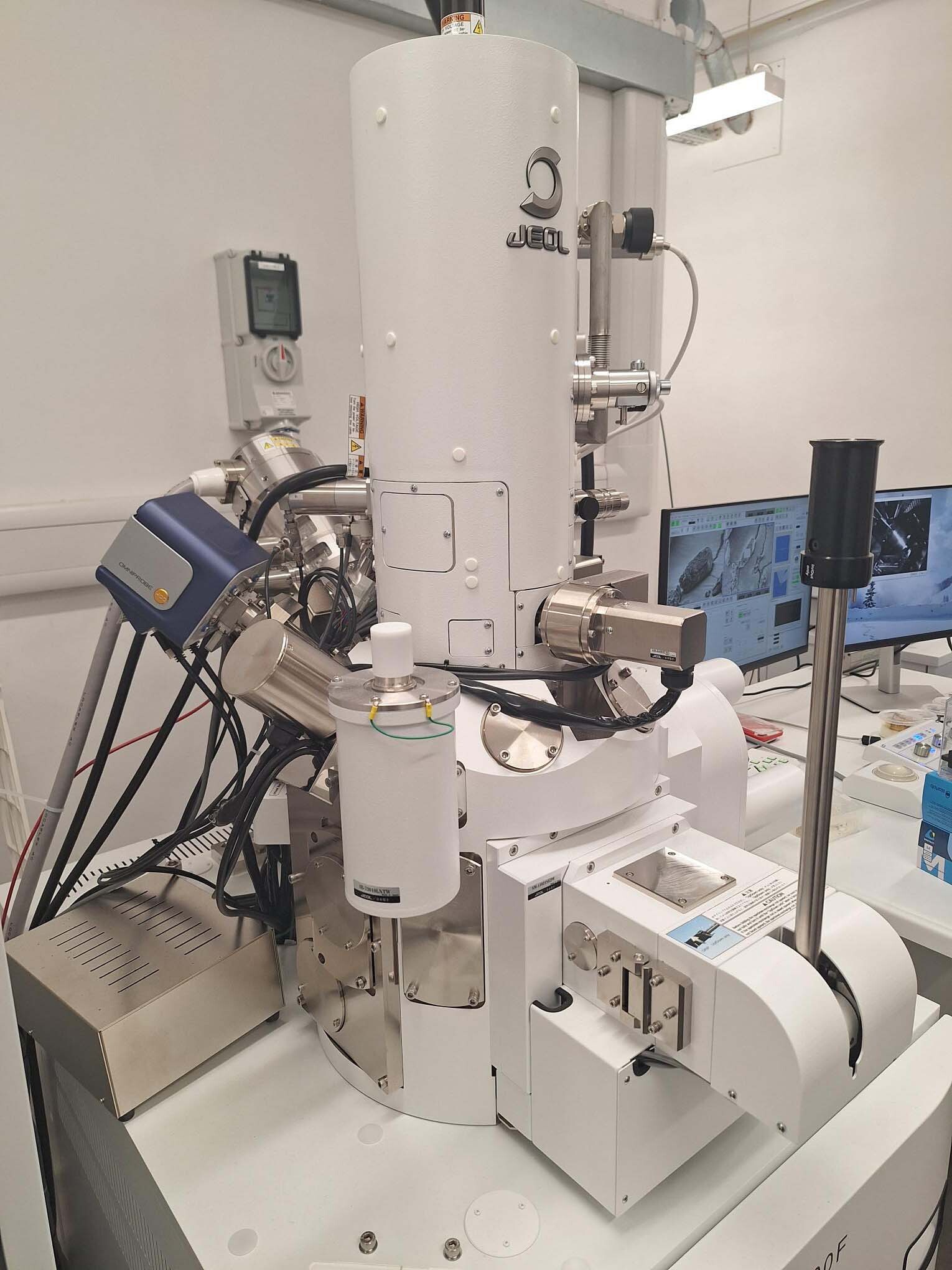 Foto Verwendet JEOL JIB-4700F Zum Verkauf