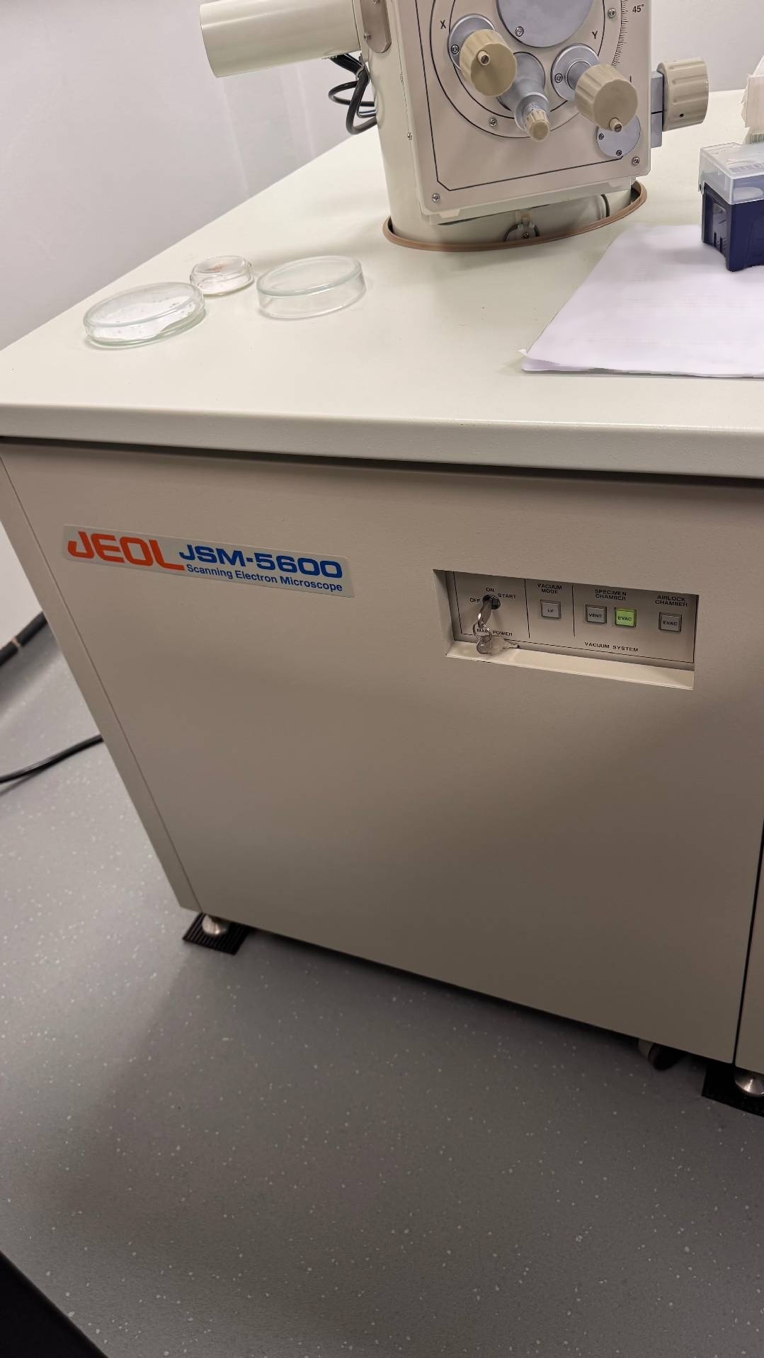 Photo Utilisé JEOL JSM 5600 À vendre
