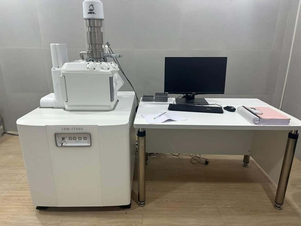 Photo Utilisé JEOL JSM IT500 À vendre
