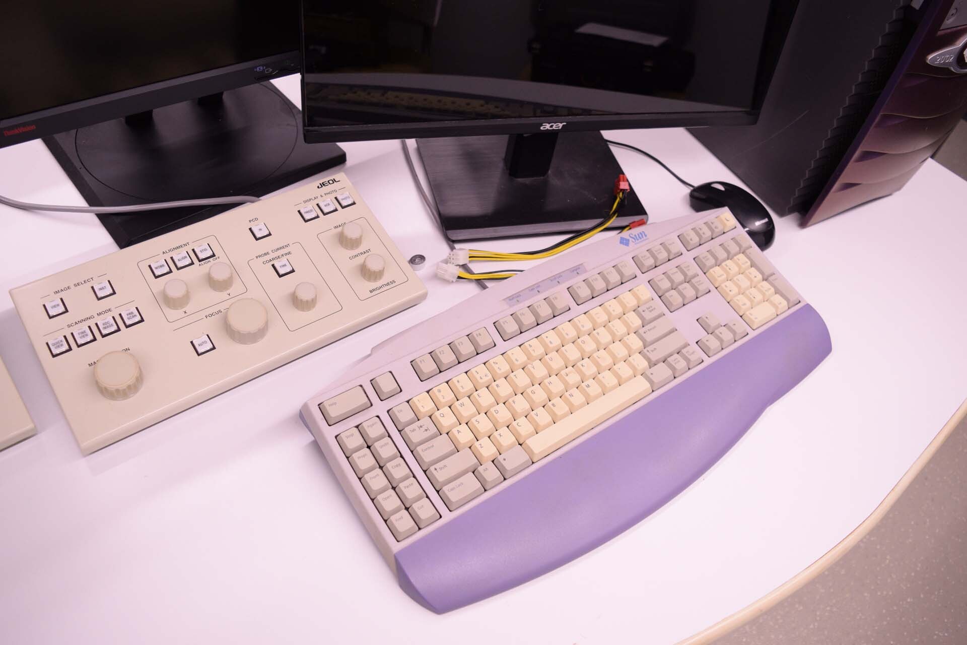 Foto Verwendet JEOL JXA 8200 Zum Verkauf